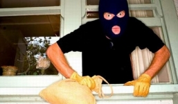 Trộm hơn 100 triệu của dì mang về cho mẹ